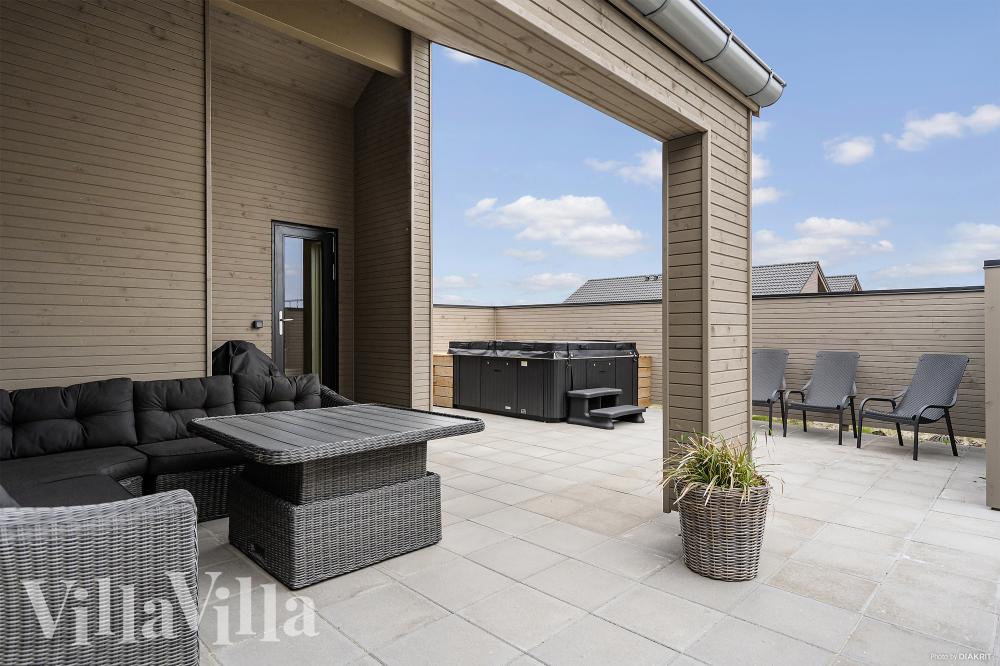 Nyt en grillkveld på terrassen i luksushus nr. 929 i Vestjylland