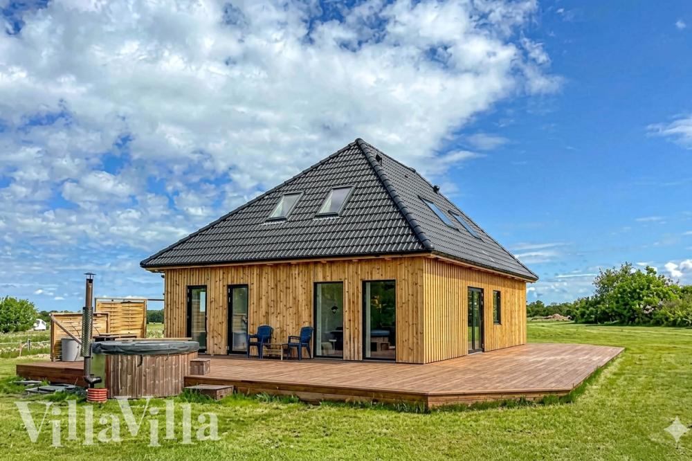 Dette lekre huset med spa, nr. 981, med plass til 14 personer, ligger i Limfjorden