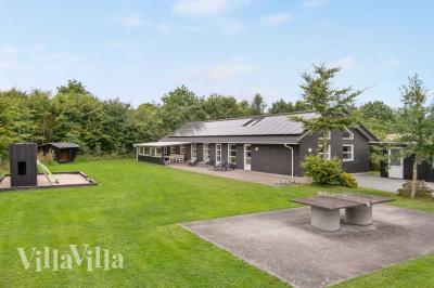 Dette lekre huset med svømmebasseng, nr. 983, med plass til 8 personer, ligger i Vestjylland