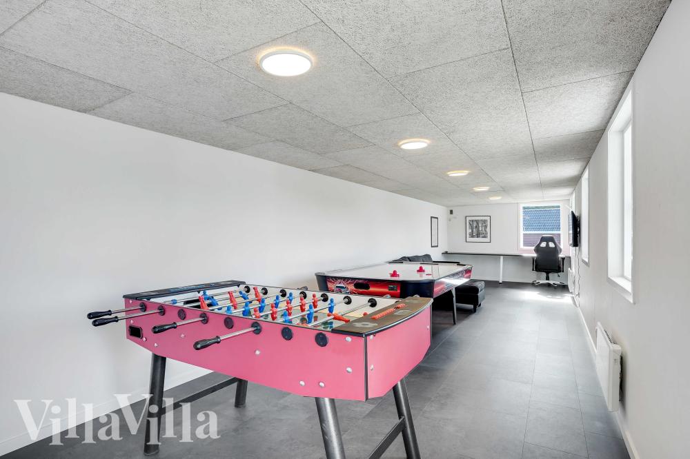 I tillegg til alle aktivitetsmulighetene i husets bassengavdeling, kan du også spille biljard, bordtennis og dart i luksushus nr. 983