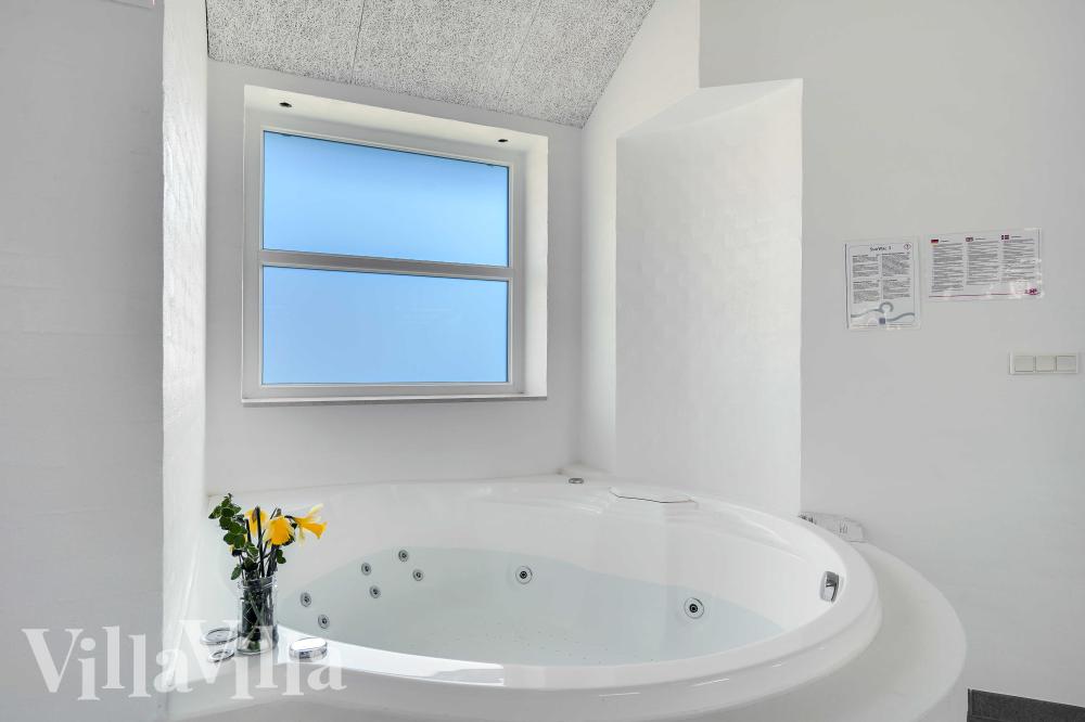 Nyt varmen i boblebadet i luksushus nr. 983 i Vestjylland