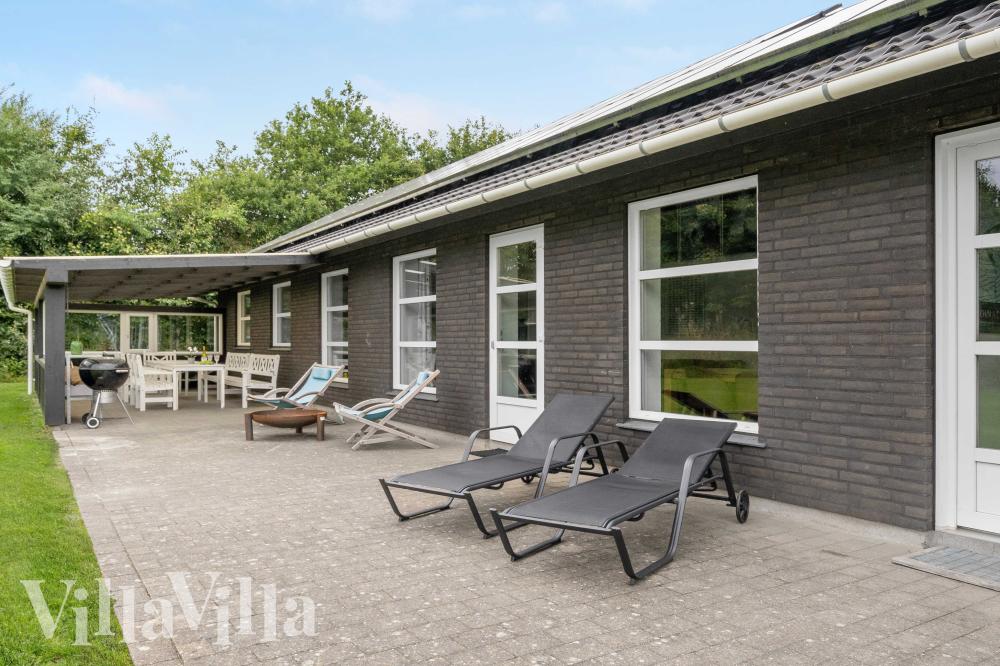 Nyt en grillkveld på terrassen i luksushus nr. 983 i Vestjylland