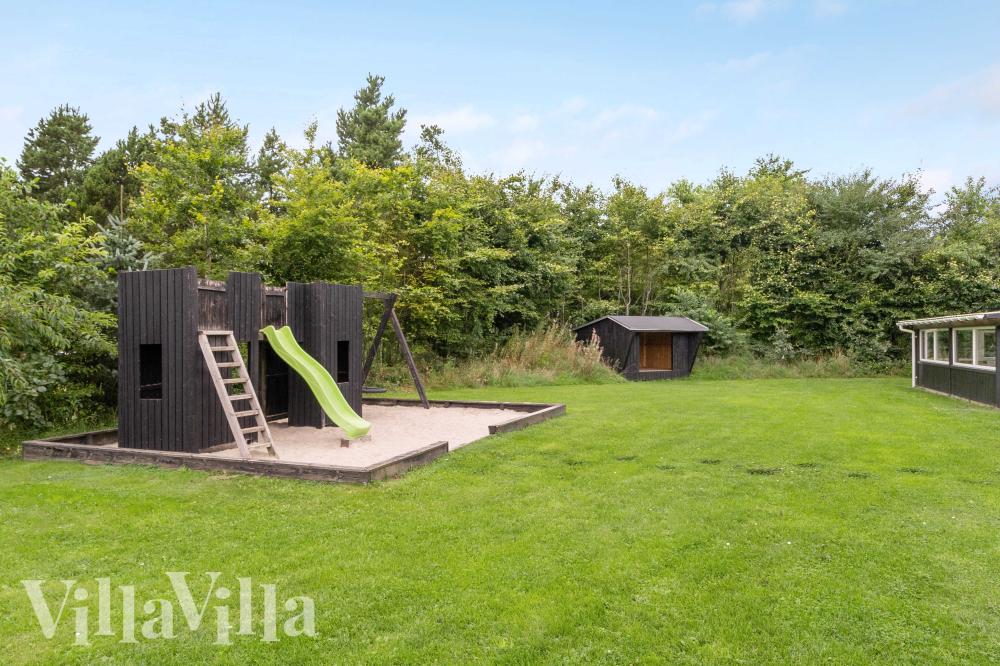 I det attraktive feriehuset nr. 983 i Vestjylland finnes det mengder av utendørsaktiviteter, som leketårn og huskestativ.