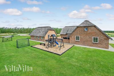 Dette lekre huset med svømmebasseng, nr. 982, med plass til 18 personer, ligger i Vestjylland