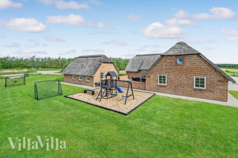 Dette lekre huset med svømmebasseng, nr. 982, med plass til 18 personer, ligger i Vestjylland