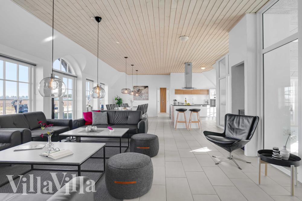 Sofaen i luksushus nr. 982 i Vestjylland er perfekt for å hygge seg med et brettspill eller se en film sammen.