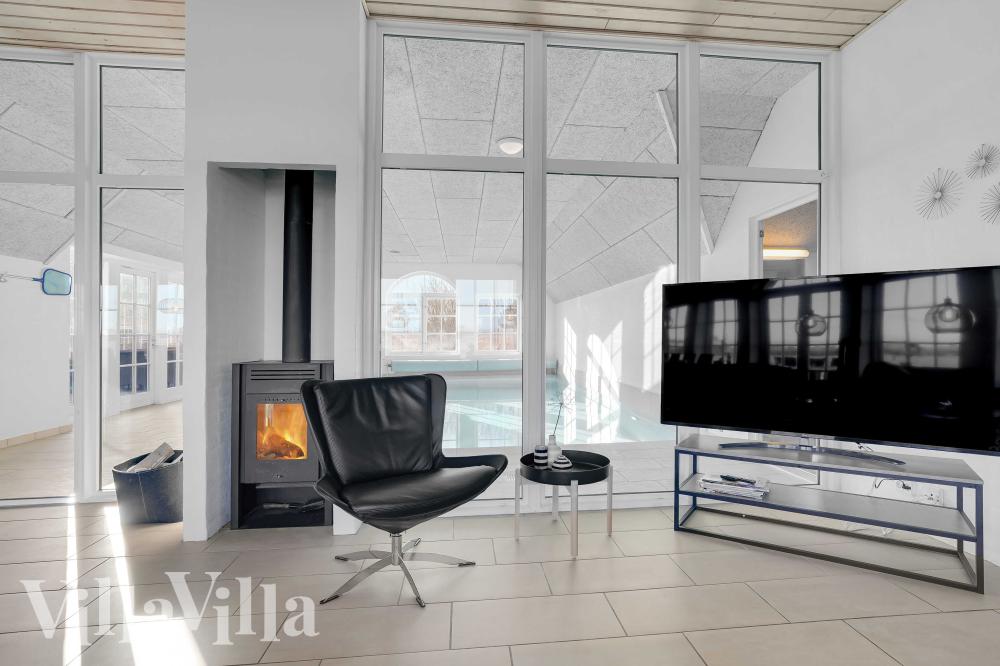 Det er god plass til hygge i feriehusets sofagruppe under oppholdet i luksushus nr. 982