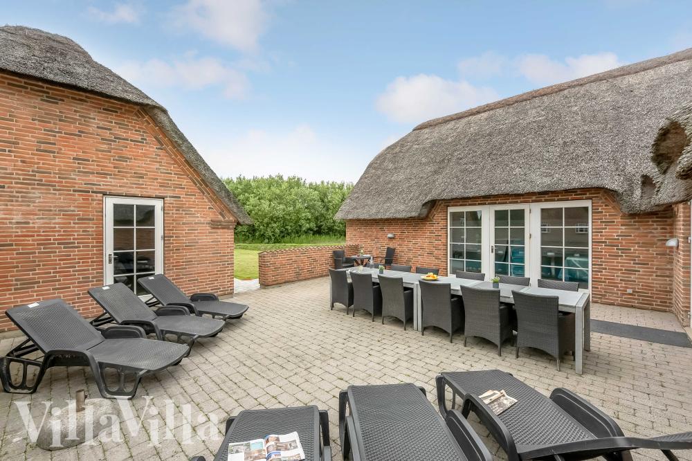Nyt en grillkveld på terrassen i luksushus nr. 982 i Vestjylland