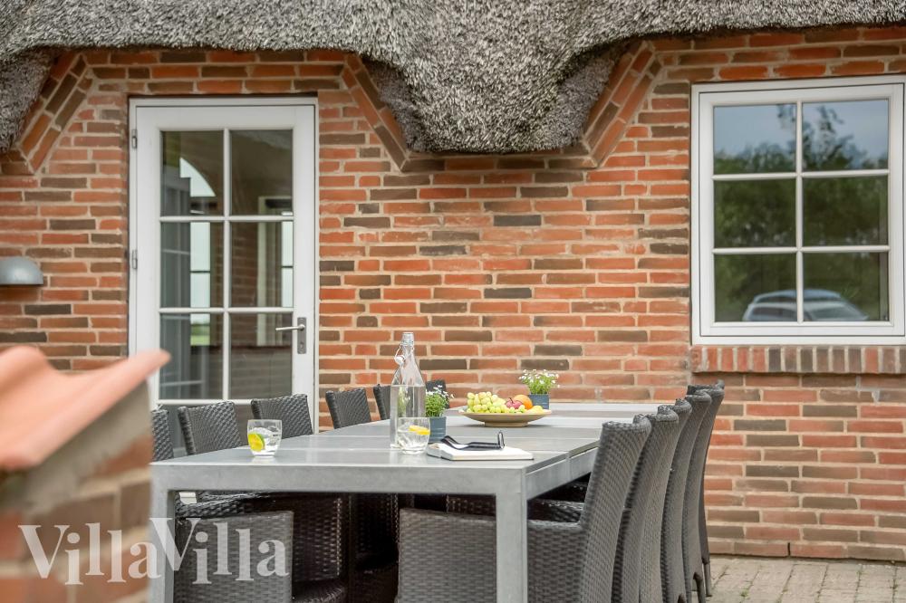 På terrassen i feriehus nr. 982 er det plass til 18 personer.