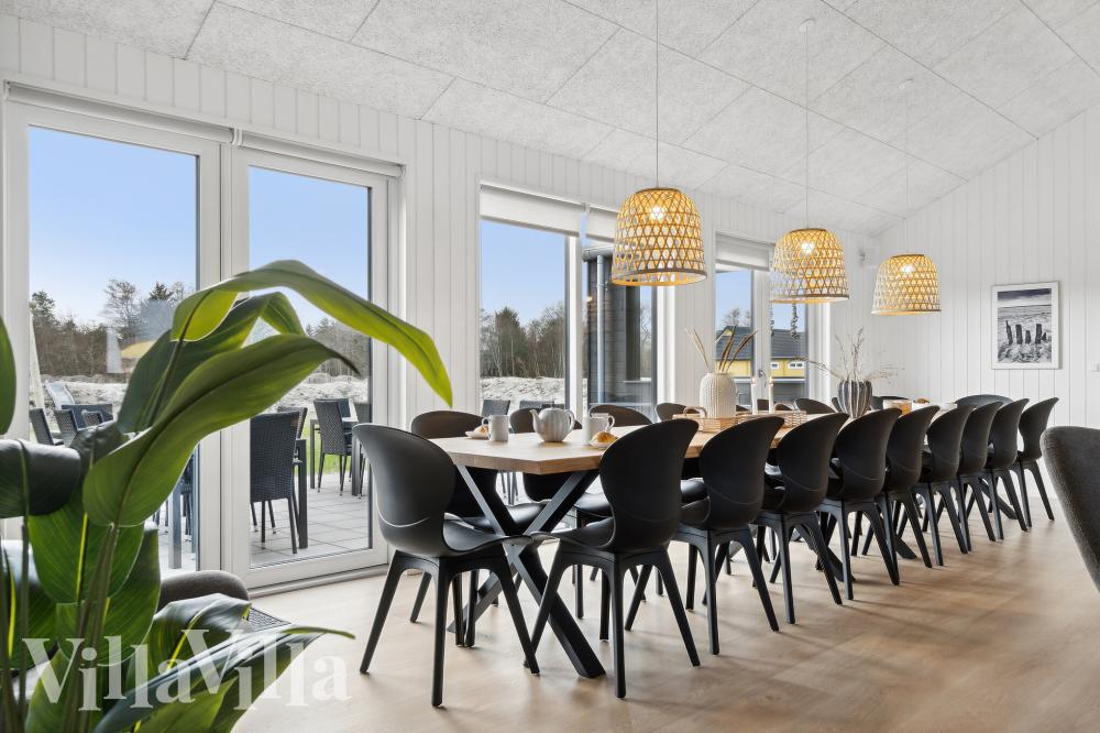Det er plass til 20 personer i det store lyse oppholdsrommet i luksushus nr. 973.