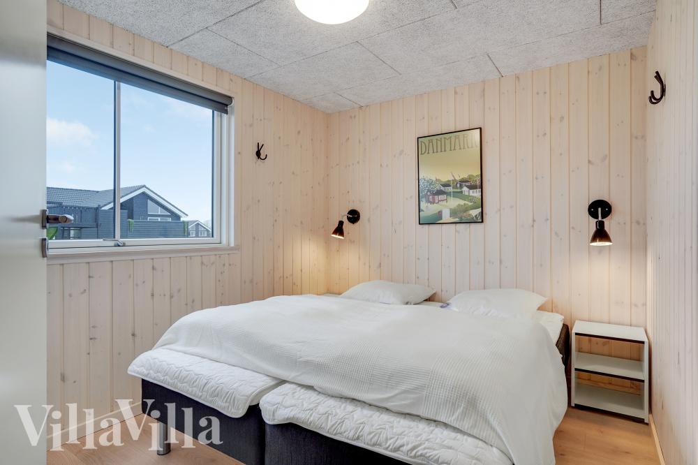 Et av de 8 soverommene i luksushus nr. 973 i Bornholm.