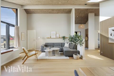 Sofaen i luksushus nr. 975 i Fyn og øyer er perfekt for å hygge seg med et brettspill eller se en film sammen.