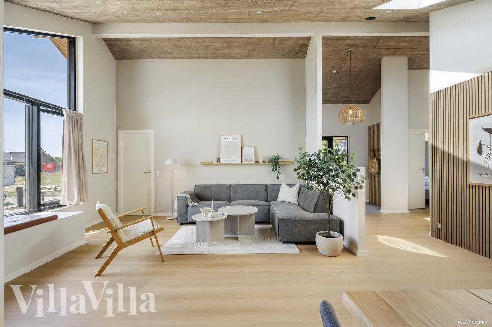 Sofaen i luksushus nr. 975 i Fyn og øyer er perfekt for å hygge seg med et brettspill eller se en film sammen.