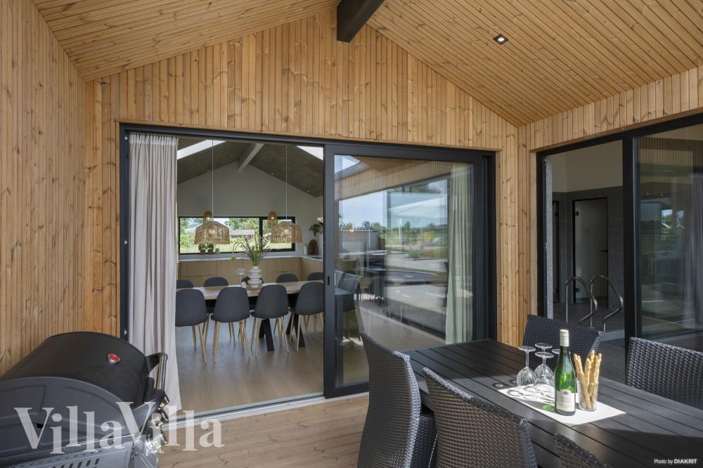 Nyt en grillkveld på terrassen i luksushus nr. 975 i Fyn og øyer
