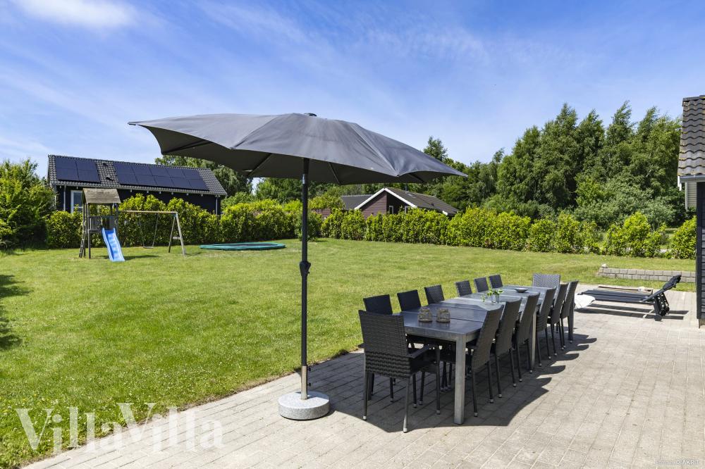 Nyt en grillkveld på terrassen i luksushus nr. 274 i Nordsjælland