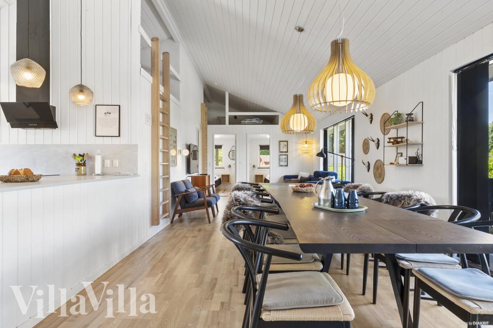 Det er plass til 14 personer i det store lyse oppholdsrommet i luksushus nr. 980.