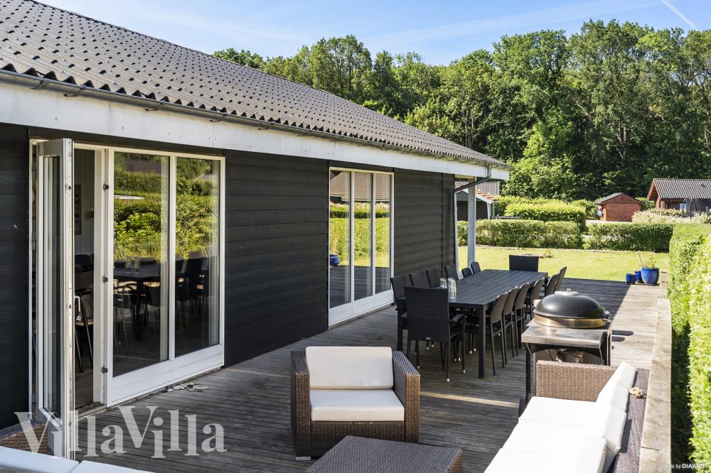 Nyt en grillkveld på terrassen i luksushus nr. 980 i Østjylland