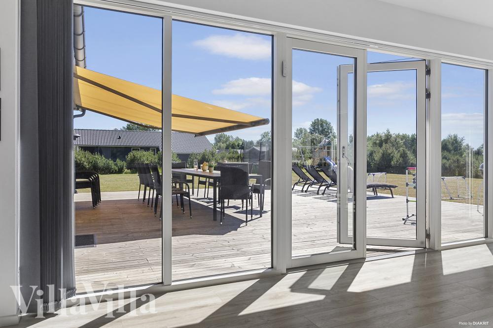 Det er god plass til hygge i feriehusets sofagruppe under oppholdet i luksushus nr. 969