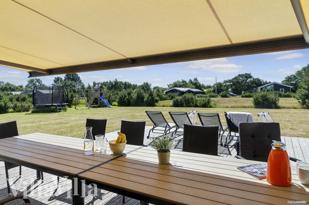 På terrassen i feriehus nr. 969 er det plass til 12 personer.