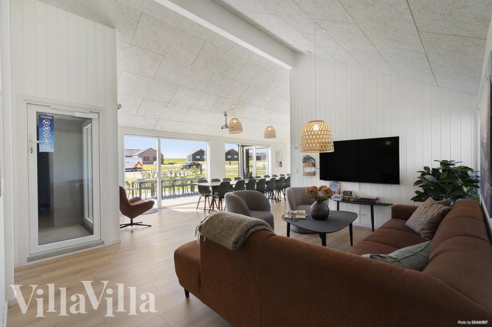 Sofaen i luksushus nr. 932 i Fyn og øyer er perfekt for å hygge seg med et brettspill eller se en film sammen.