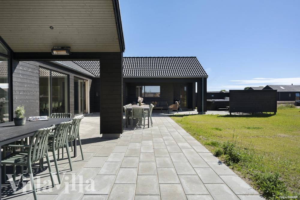 Luksushus nr. 932 har en deilig terrasse med gode hagemøbler til 20 personer.