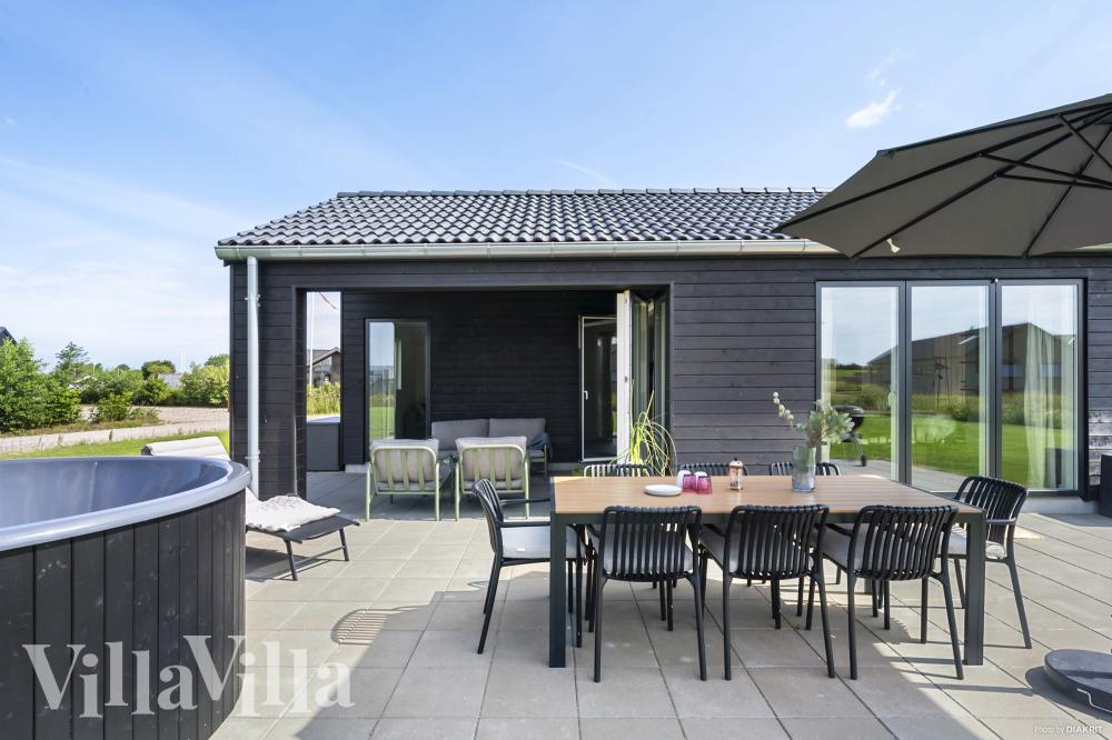 Nyt en grillkveld på terrassen i luksushus nr. 942 i Fyn og øyer