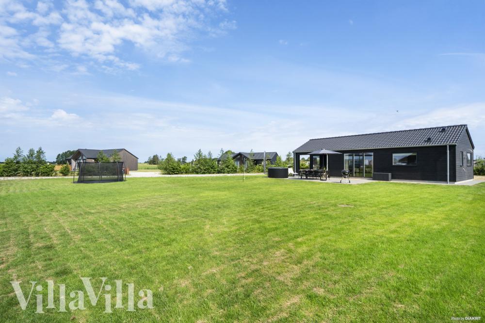 I det attraktive feriehuset nr. 942 i Fyn og øyer finnes det mengder av utendørsaktiviteter, som leketårn og huskestativ.