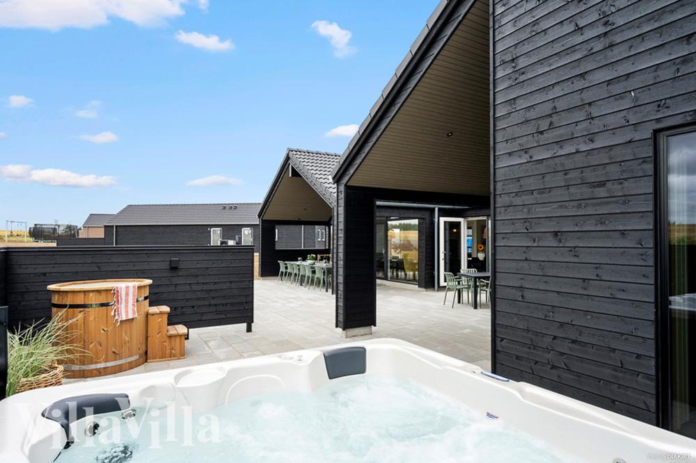 Luksushus nr. 957 har en deilig terrasse med gode hagemøbler til 16 personer.