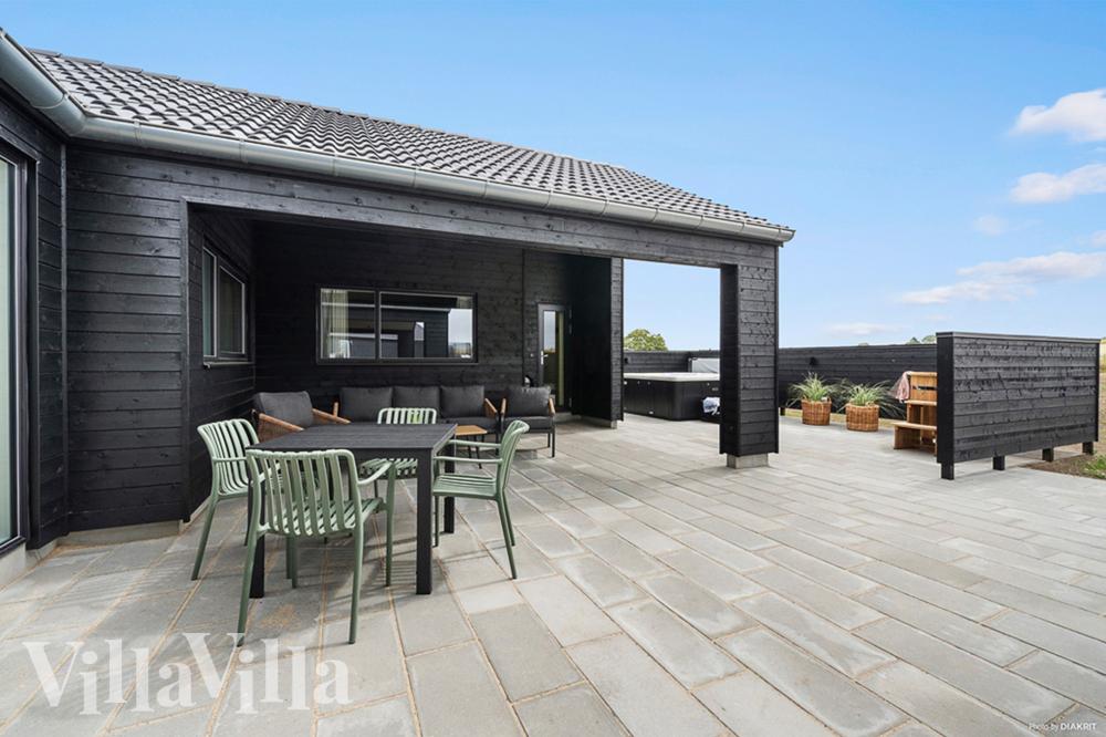 Nyt en grillkveld på terrassen i luksushus nr. 957 i Fyn og øyer