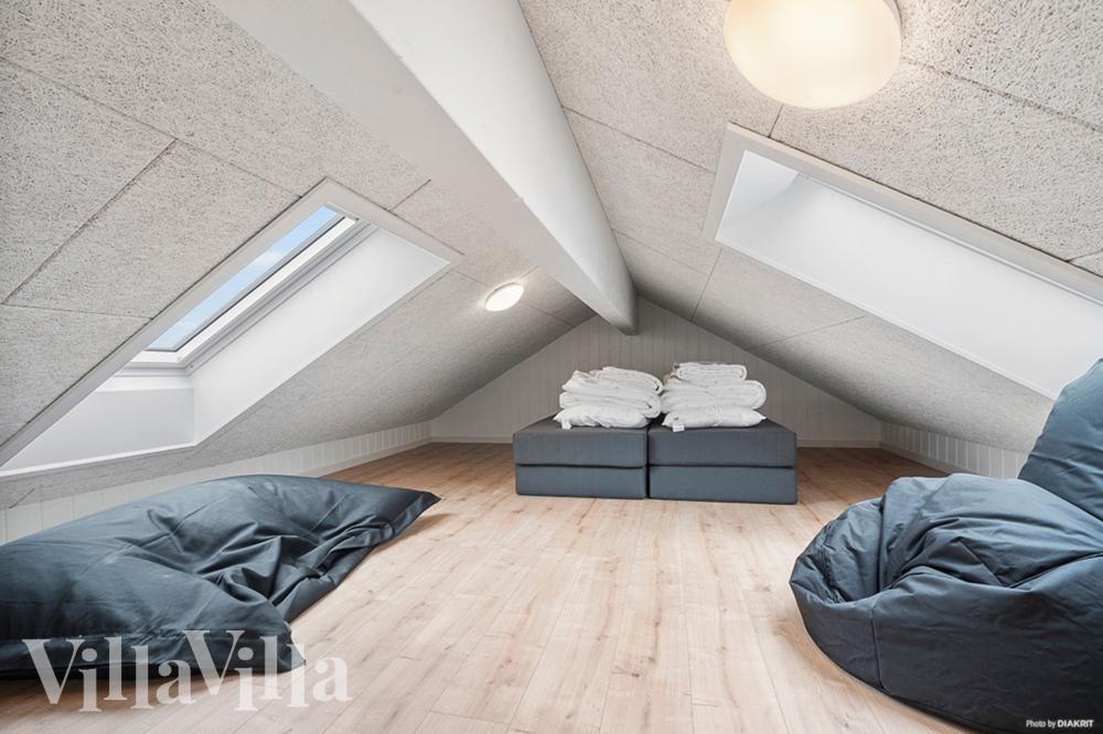 Noen av de 16 soveplassene i luksushus nr. 957 finnes på hems