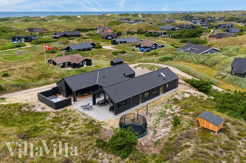 Dette lekre huset med svømmebasseng, nr. 672, med plass til 18 personer, ligger i Vestjylland