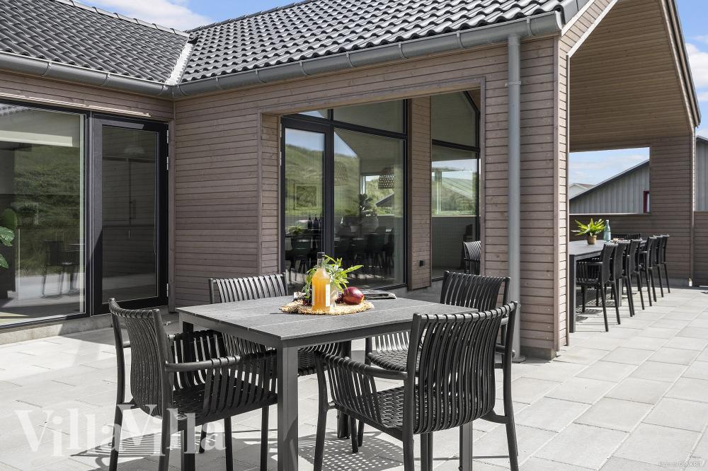 Nyt en grillkveld på terrassen i luksushus nr. 900 i Vestjylland