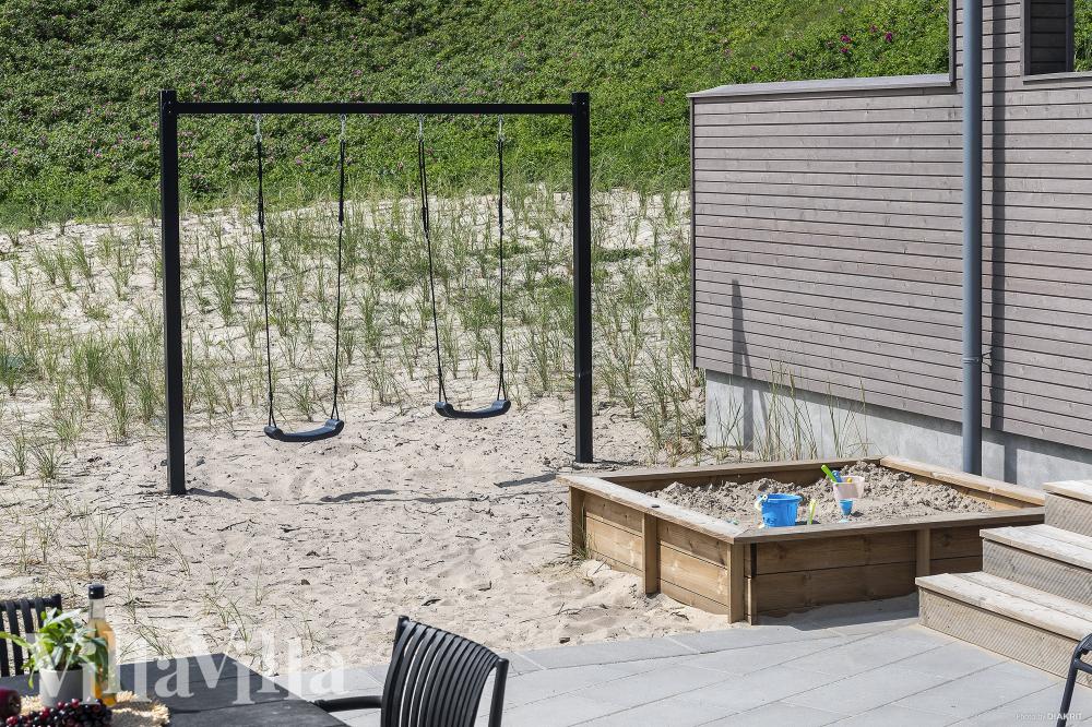 I det attraktive feriehuset nr. 900 i Vestjylland finnes det mengder av utendørsaktiviteter, som leketårn og huskestativ.