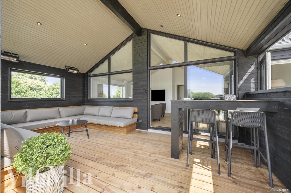 Luksushus nr. 958 har en deilig terrasse med gode hagemøbler til 12 personer.