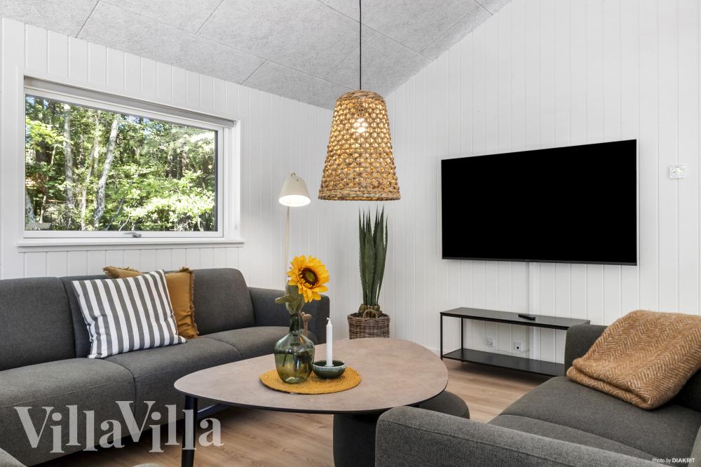 Sofaen i luksushus nr. 987 i Bornholm er perfekt for å hygge seg med et brettspill eller se en film sammen.