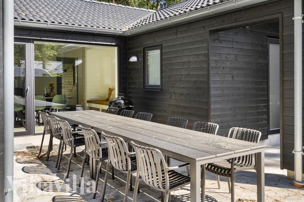 På terrassen i feriehus nr. 987 er det plass til 12 personer.