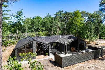 Dette lekre huset med spa, nr. 987, med plass til 12 personer, ligger i Bornholm