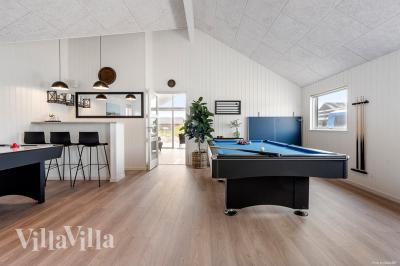 I tillegg til alle aktivitetsmulighetene i husets bassengavdeling, kan du også spille biljard, bordtennis og dart i luksushus nr. 943