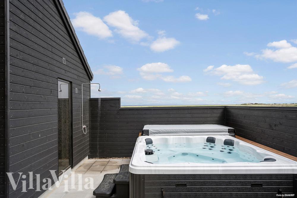 Nyt varmen i boblebadet i luksushus nr. 943 i Vestjylland