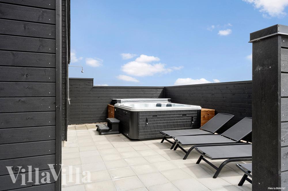 Luksushus nr. 943 har en deilig terrasse med gode hagemøbler til 18 personer.