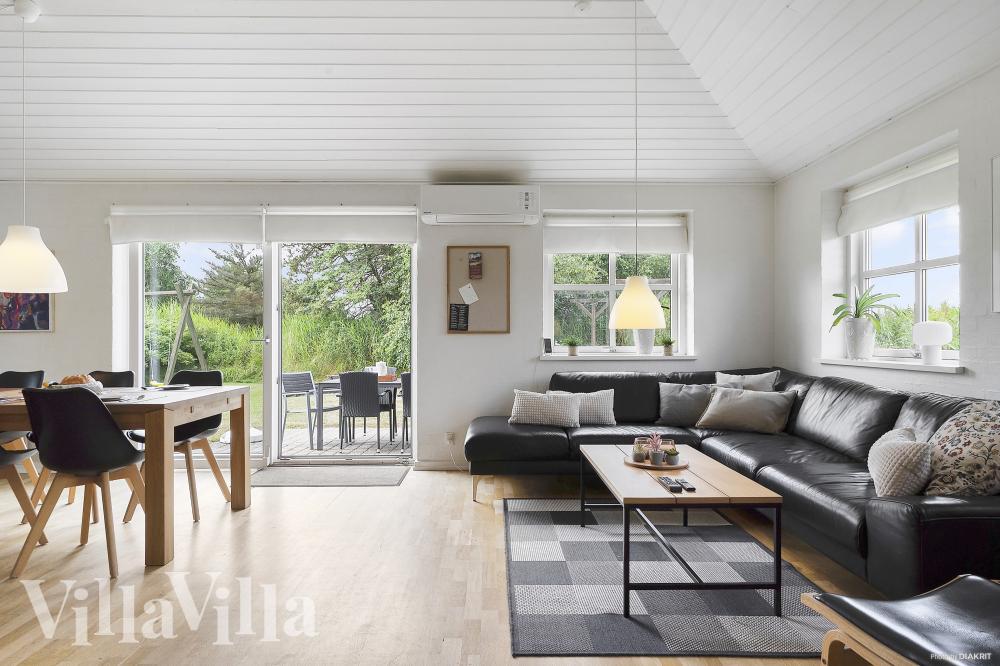 Sofaen i luksushus nr. 974 i Vestjylland er perfekt for å hygge seg med et brettspill eller se en film sammen.
