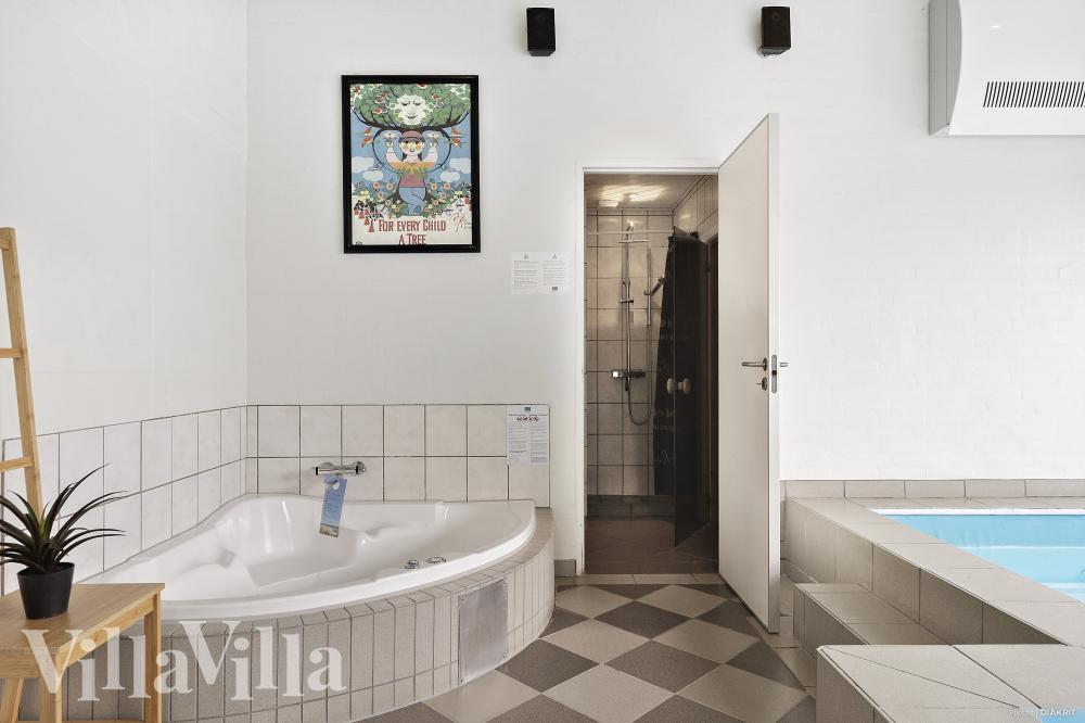 Nyt varmen i boblebadet i luksushus nr. 974 i Vestjylland