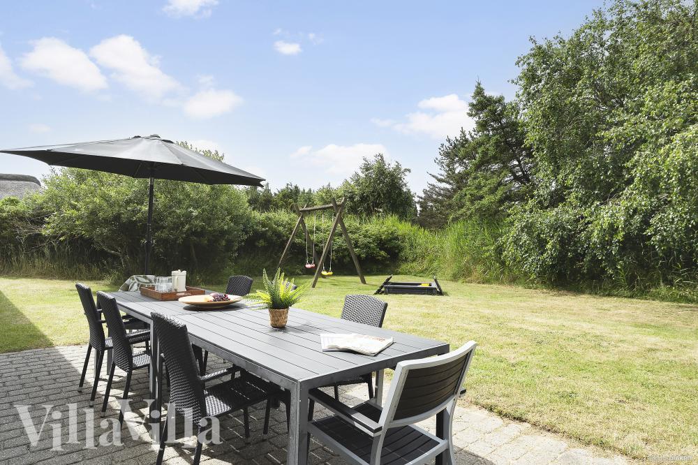 Nyt en grillkveld på terrassen i luksushus nr. 974 i Vestjylland