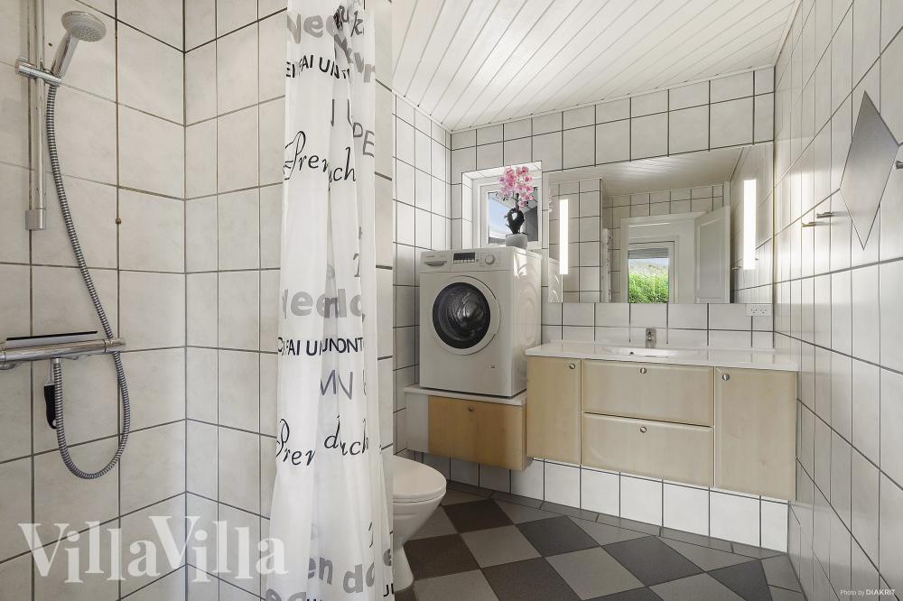 Det finnes bad med dusj i luksushus nr. 974 til 8 personer.