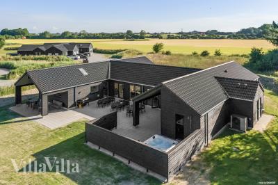 Dette lekre huset med svømmebasseng, nr. 948, med plass til 26 personer, ligger i Lolland/Falster/Møn