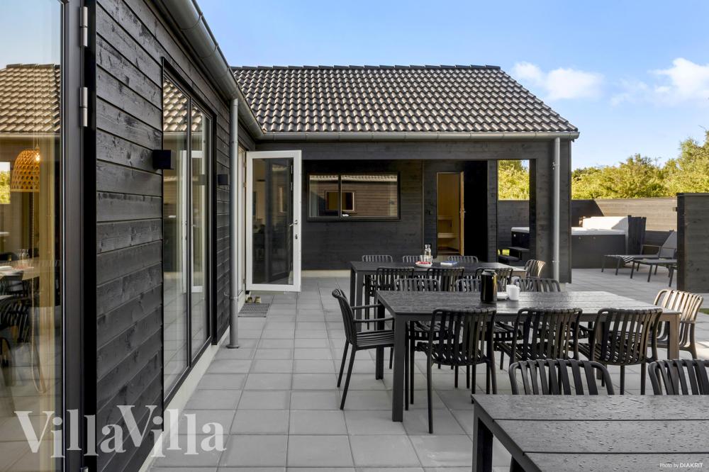 Luksushus nr. 948 har en deilig terrasse med gode hagemøbler til 26 personer.