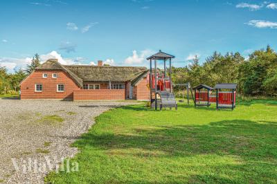 Dette lekre huset med svømmebasseng, nr. 989, med plass til 16 personer, ligger i Vestjylland