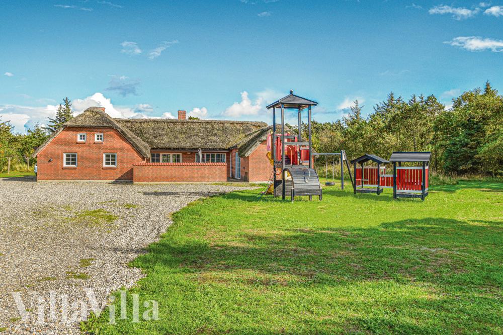 Dette lekre huset med svømmebasseng, nr. 989, med plass til 16 personer, ligger i Vestjylland