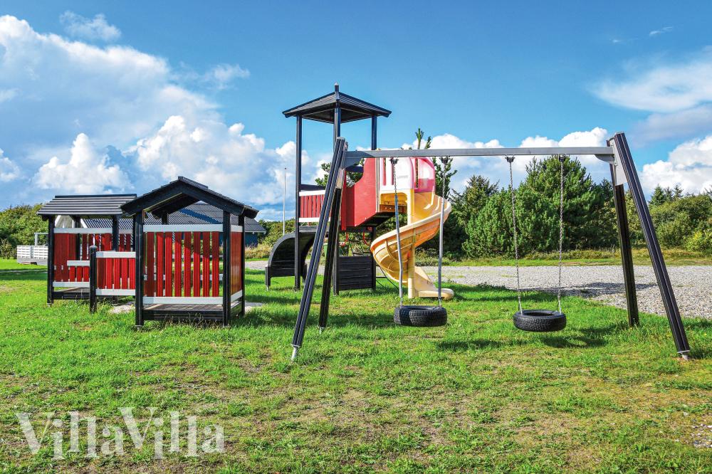 I det attraktive feriehuset nr. 989 i Vestjylland finnes det mengder av utendørsaktiviteter, som leketårn og huskestativ.