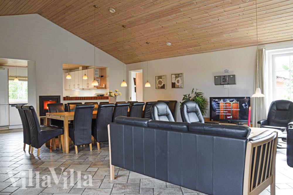 Sofaen i luksushus nr. 989 i Vestjylland er perfekt for å hygge seg med et brettspill eller se en film sammen.